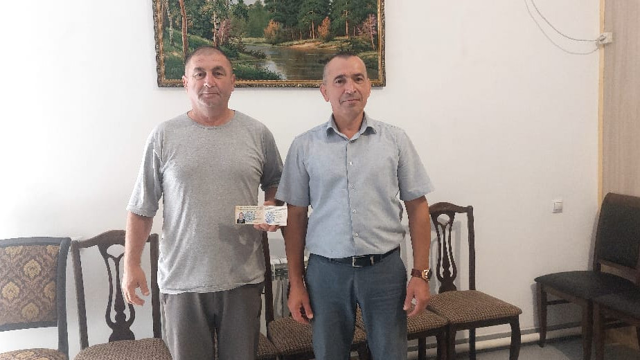 Исмаилову Султану вручили удостоверение ветерана труда